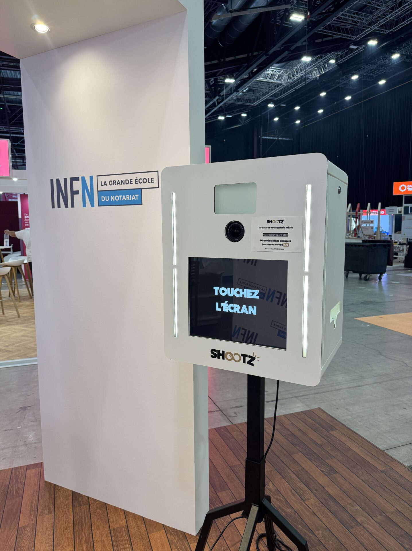 Location de Photo Booth pour une exposition : stand INFN animé par Shootz.